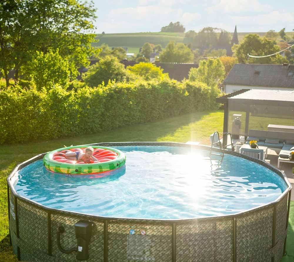 Piscina desmontable con estructura Summer Waves | Redonda 549x132 cm aspecto ratán gris | Set de piscina elevada | Piscina de jardín incl. bomba de filtro, tapiz de suelo, cobertor y escalera de seguridad