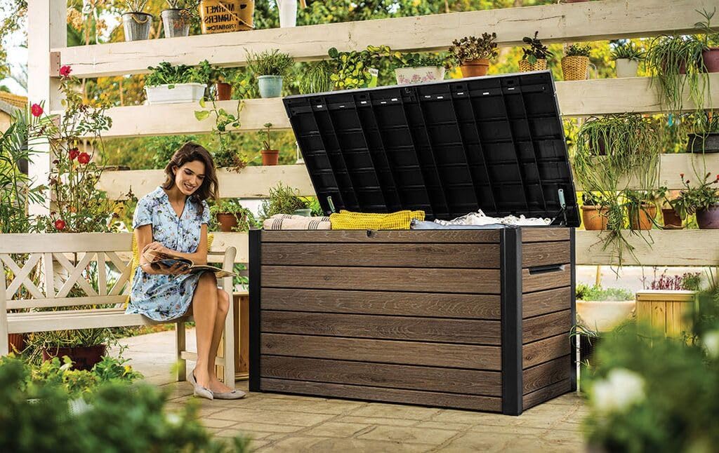 Arcón de almacenamiento Keter Signature 870L nogal - Caja de jardín con aspecto de madera y función de asiento - Baúl para cojines resistente a la intemperie con pistones de gas