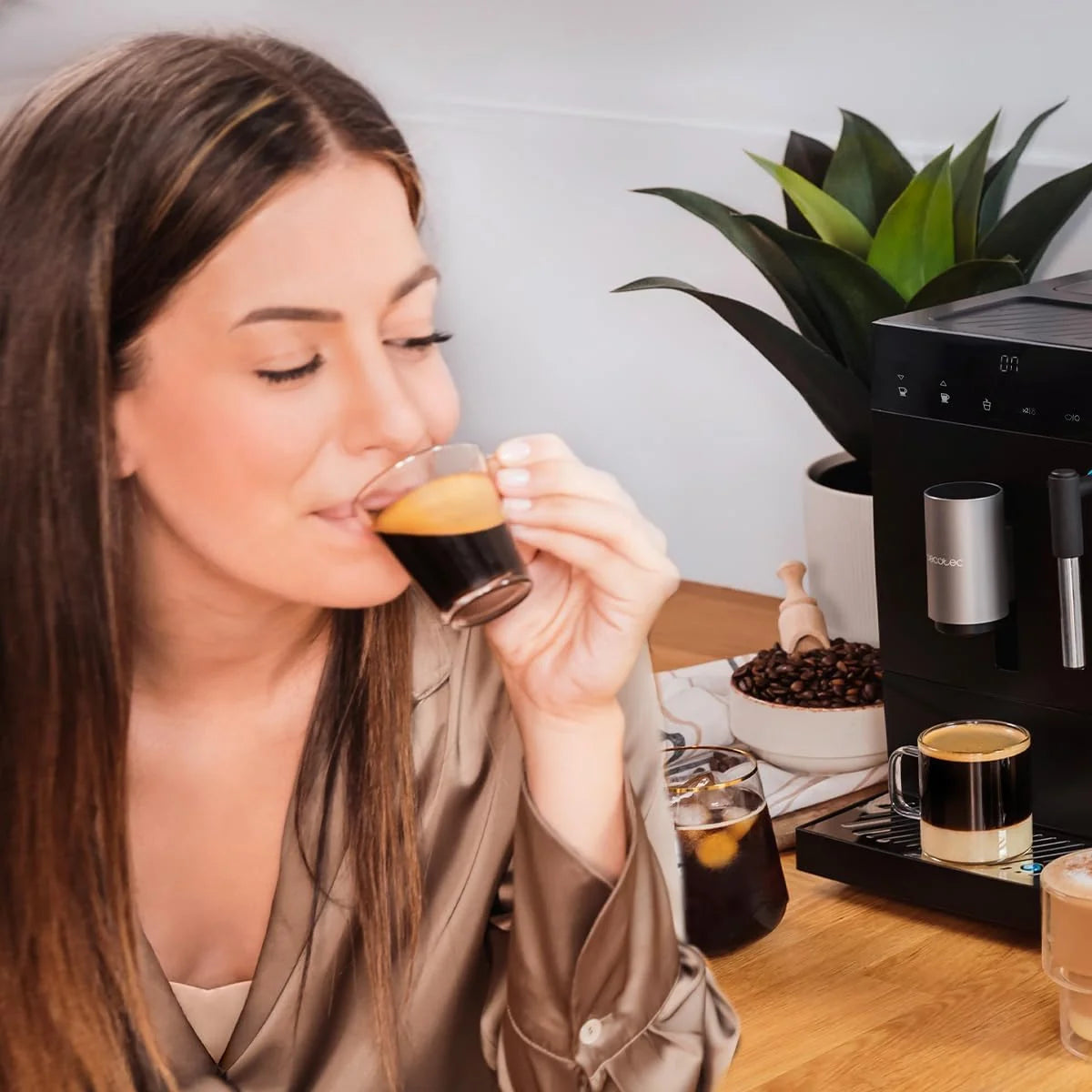 Cecotec Kompaktowy ekspres do kawy do espresso Cremmaet Steam. 1350 W, 19 bar, system termobloków, zbiornik na kawę ziarna 150 g z młynkiem i 1,1 l wody, kompaktowy z parownikiem