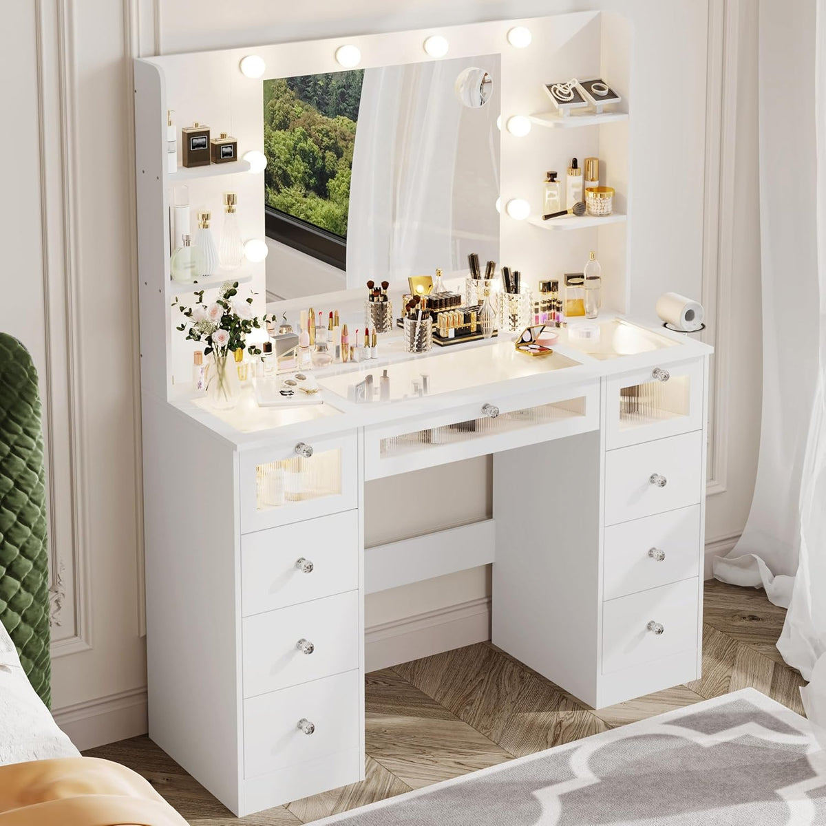 Tocador blanco con espejo iluminado de 23.5”, escritorio con cubierta de vidrio, 9 cajones, 3 colores de luces tipo Hollywood, 4 repisas, acrílico y toma de corriente, mesa de maquillaje para dormitorio