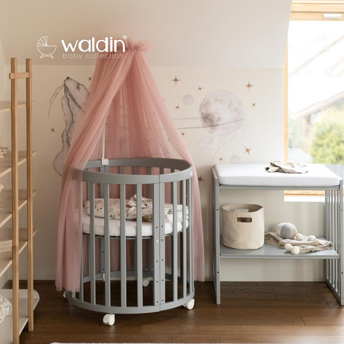 Cuna ovalada evolutiva Waldin, set completo 7 en 1, cuna de barrotes, cama infantil con colchón, cambiador, cuna colecho, madera blanca