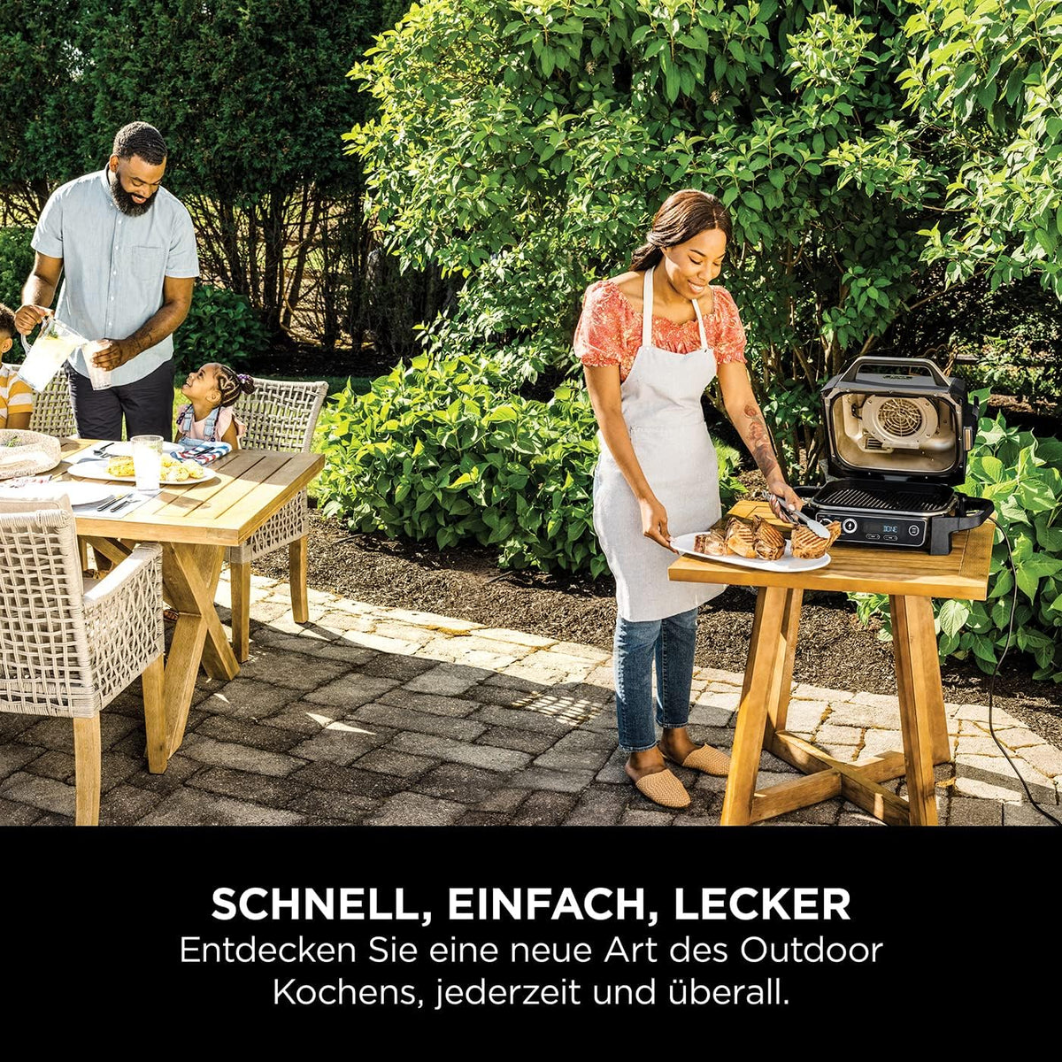 Ninja Woodfire Parrilla eléctrica, ahumador y freidora de aire, barbacoa para exteriores 7 en 1, freír con aire, ahumar, asar, hornear y más, resistente a la intemperie, antiadherente, portátil, eléctrica, gris/negro OG701EU