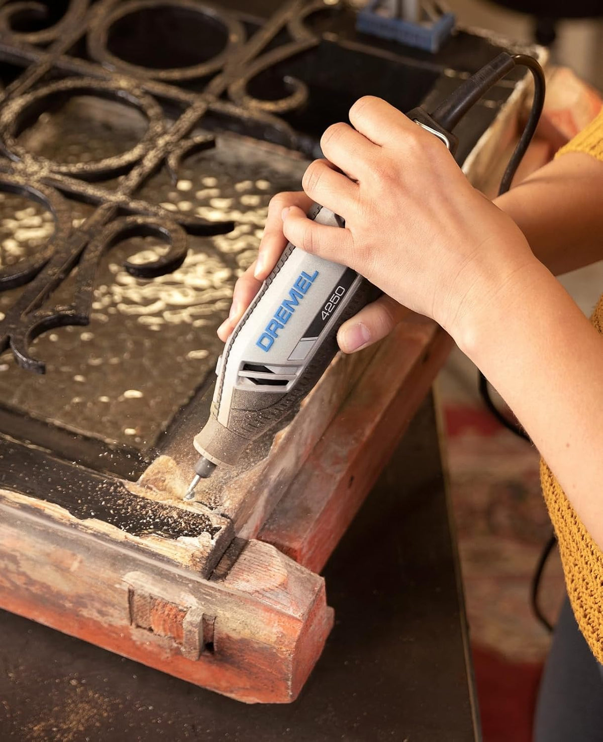 Dremel 4250 Herramienta rotativa multifunción de 175 W con 3 adaptadores, 35 accesorios, velocidad variable de 5000 a 35 000 rpm para cortar, lijar, taladrar, limpiar, esculpir, pulir, grabar, amolar y fresar