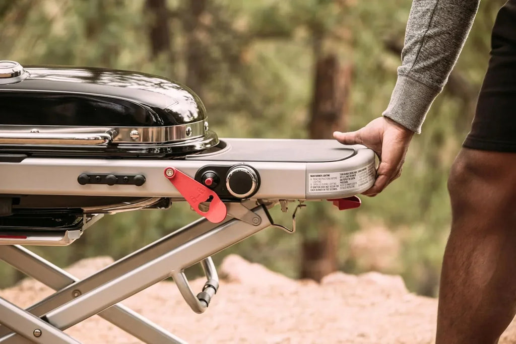 Barbacoa de gas portátil Traveler con soporte plegable y ruedas, quemador de 3,8 kW, superficie de cocción de 2065 cm² y termómetro en la tapa