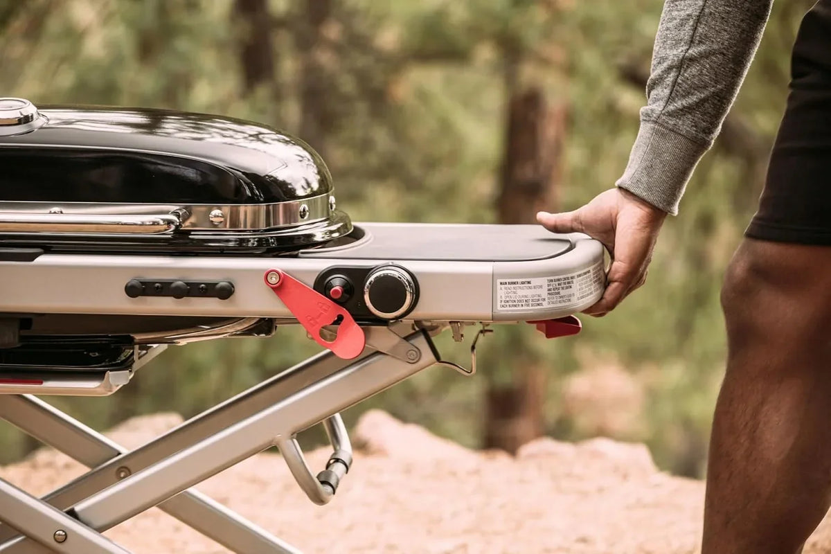 Barbacoa de gas portátil Traveler con soporte plegable y ruedas, quemador de 3,8 kW, superficie de cocción de 2065 cm² y termómetro en la tapa