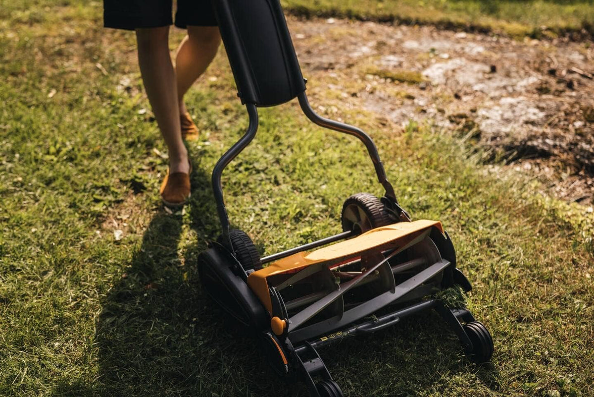 Fiskars Kosiarka bębnowa, kosiarka z bezdotykowym systemem tnącym, szerokość koszenia: 46 cm, StaySharp Max, czarny/pomarańczowy/srebrny, 1000591
