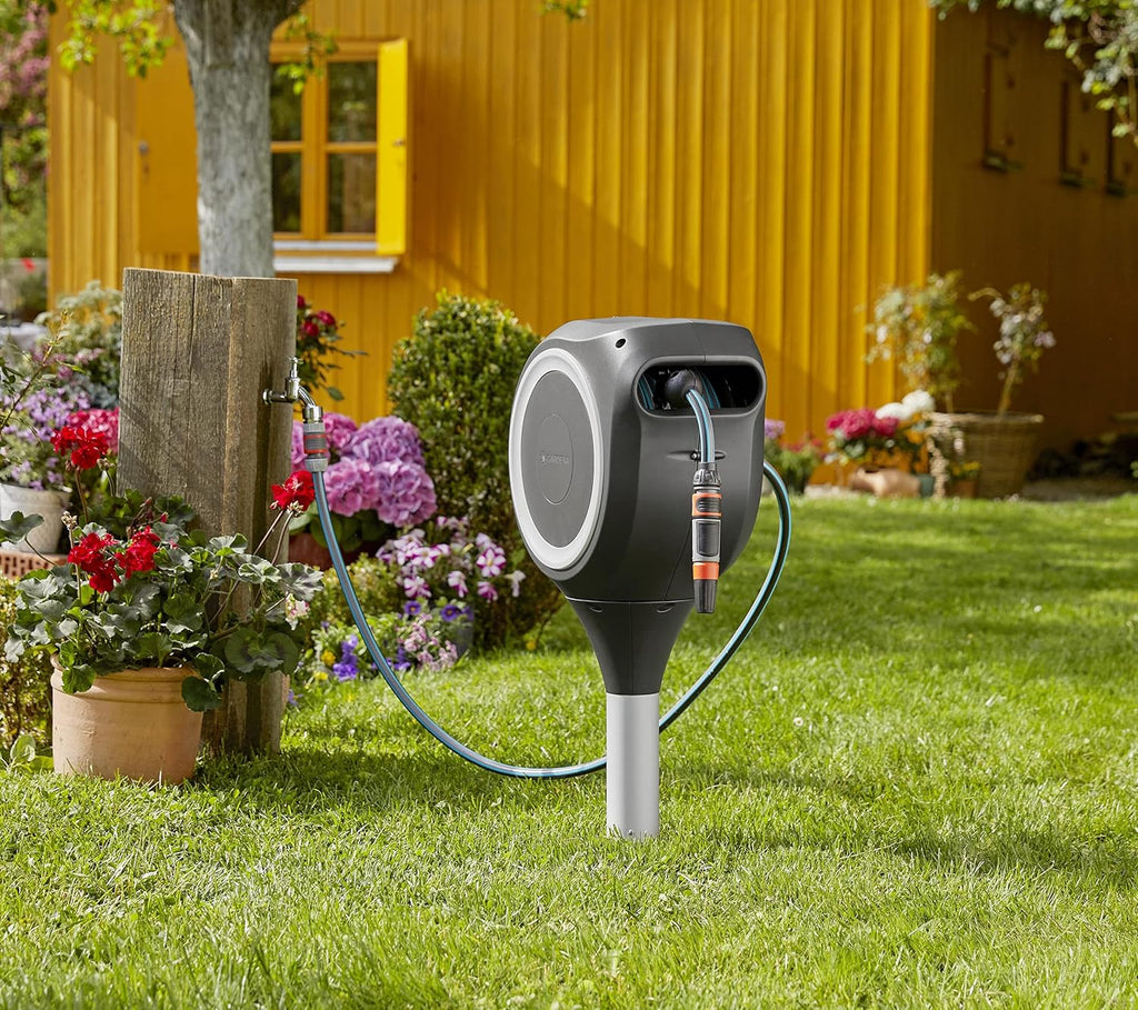 Caja portamanguera Gardena RollUp M (blanca) 20 m: caja portamanguera orientable, guía de manguera integrada, incluye manguera de calidad Gardena de 20 m, estaca y ayuda de montaje (18616-20)