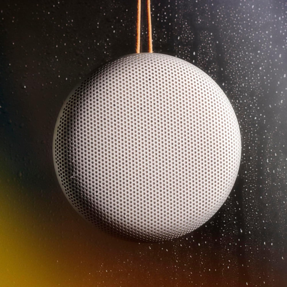Bang & Olufsen Beosound A1 (2.ª gen.) – Altavoz Bluetooth portátil inalámbrico, resistente al agua IP67, sonido 360 grados, asistente de voz Alexa y manos libres, 18 horas de batería - Black Anthracite