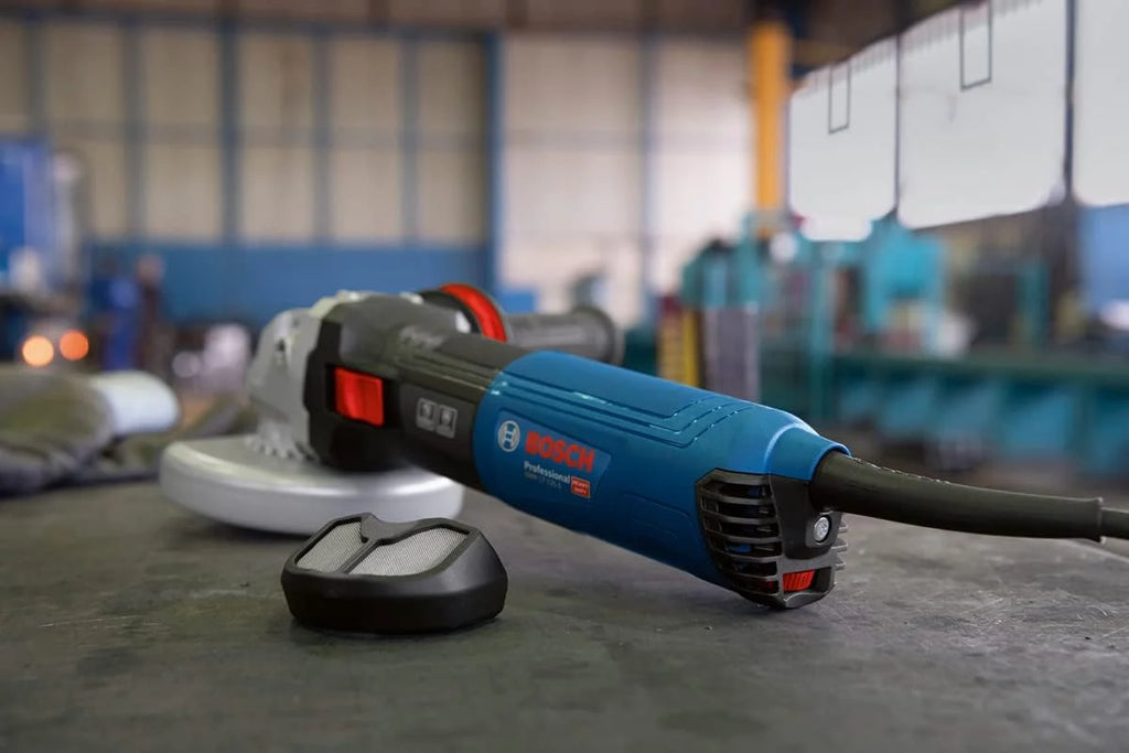 Bosch Professional: szlifierka kątowa GWS 17-125 S (1 700 W, prędkość obrotowa bez obciążenia 2.800 – 11.500 min-1, średnica tarcz 125 mm, kołnierz mocujący, rękojeść dodatkowa)