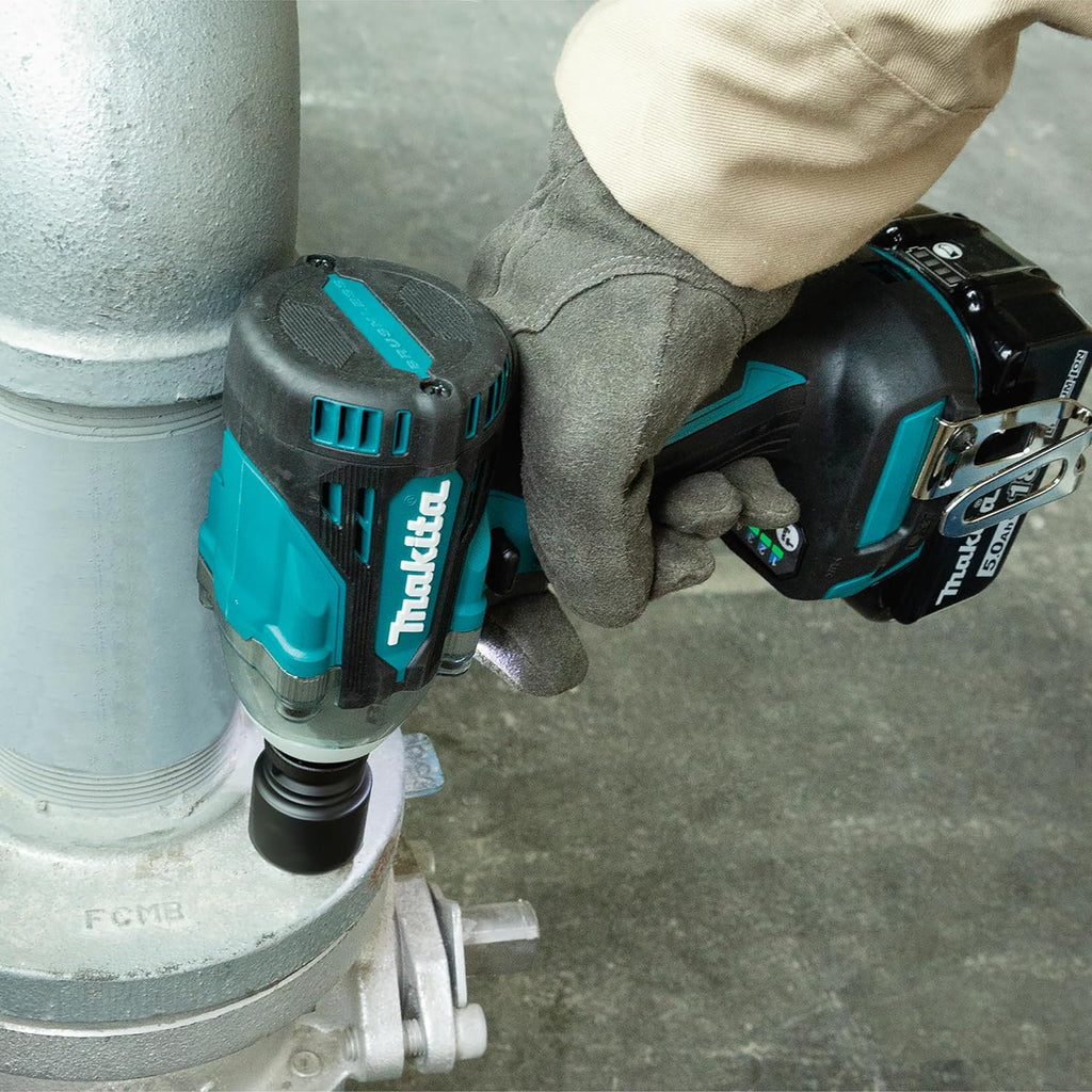 Atornillador de impacto a batería Makita DTW300RTJ 18 V / 5,0 Ah, 2 baterías + cargador en maletín MAKPAC