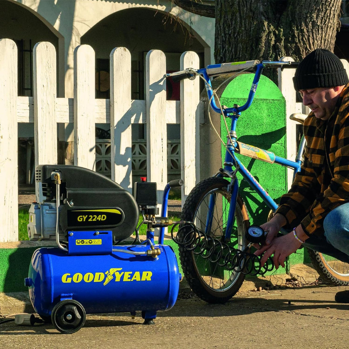 Goodyear - Kompresor powietrza o pojemności 50 litrów, wydajność ssania 210 l/minutę, 2800 obr./min. Ciśnienie znamionowe 8 bar/115 PSI. Ochrona przed przeciążeniem. Regulator do dużych obciążeń.