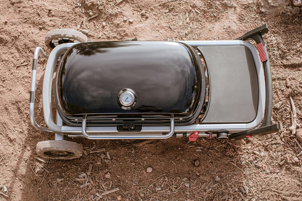 Barbacoa de gas portátil Traveler con soporte plegable y ruedas, quemador de 3,8 kW, superficie de cocción de 2065 cm² y termómetro en la tapa