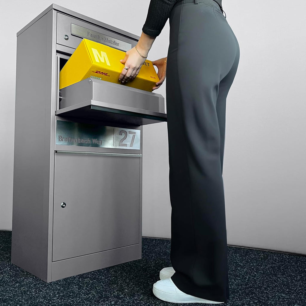 Buzón y casillero para paquetes Metzler, acero inoxidable y sólido, casillero para paquetes exterior grande XXL, buzón de pie moderno, caja para paquetes, buzón de correos en RAL 9007 aluminio gris con grabado de nombre, modelo Bispo 2