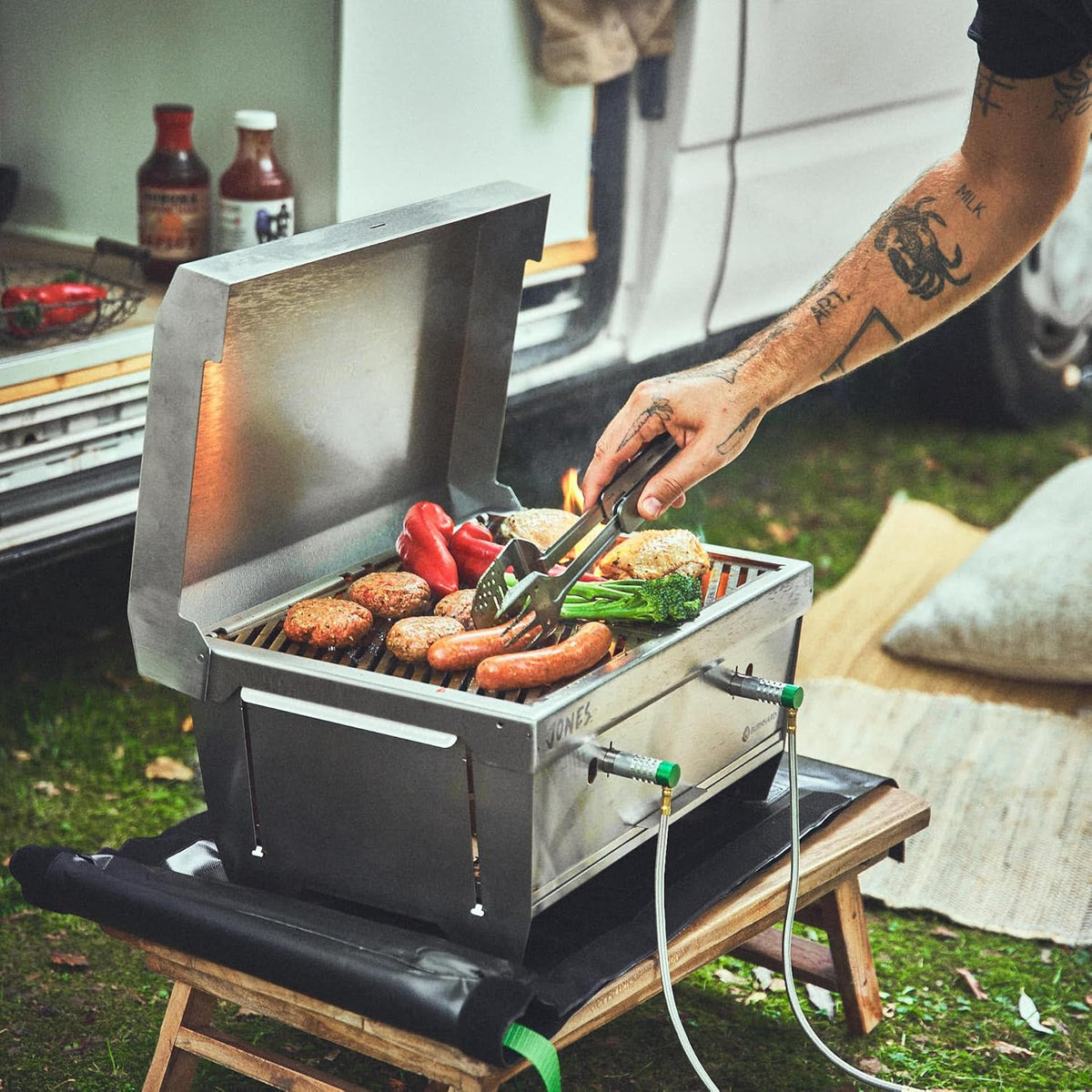 Barbacoa de gas para camping BURNHARD® JONES, barbacoa plegable de acero inoxidable con tapa, 2 quemadores, 6,4 kW, incluye bolsa de transporte con función de mochila y herramienta multiusos, barbacoa plegable ideal para camping