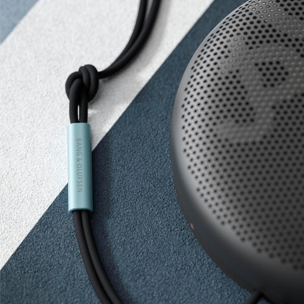 Bang & Olufsen Beosound A1 (2.ª gen.) – Altavoz Bluetooth portátil inalámbrico, resistente al agua IP67, sonido 360 grados, asistente de voz Alexa y manos libres, 18 horas de batería - Black Anthracite