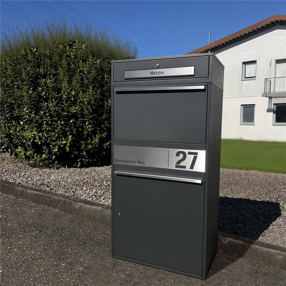 Metzler Paketbox draußen groß XXL, Briefkasten mit Paketfach in Anthrazit RAL7016, Paketbriefkasten, Standbriefkasten, Paketkasten, Personalisiert Edelstahl Namensschild Gravur, rostfrei - Bispo Max 2