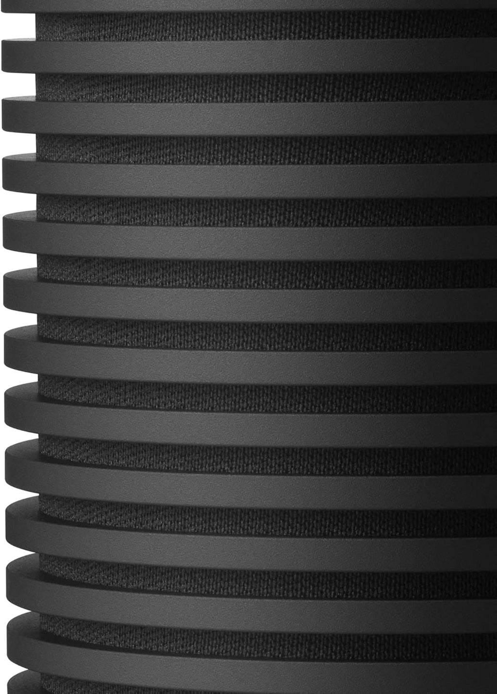 Bang & Olufsen Beosound Explore – Altavoz Bluetooth inalámbrico portátil para exteriores, hogar y viajes, 27 horas de autonomía, resistente al agua, sonido 360° + cable de carga USB-C – Negro antracita