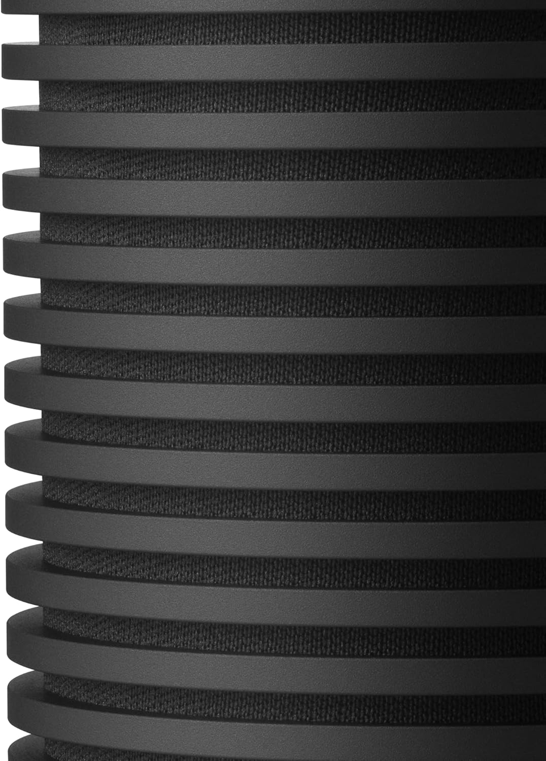Bang & Olufsen Beosound Explore – Altavoz Bluetooth inalámbrico portátil para exteriores, hogar y viajes, 27 horas de autonomía, resistente al agua, sonido 360° + cable de carga USB-C – Negro antracita