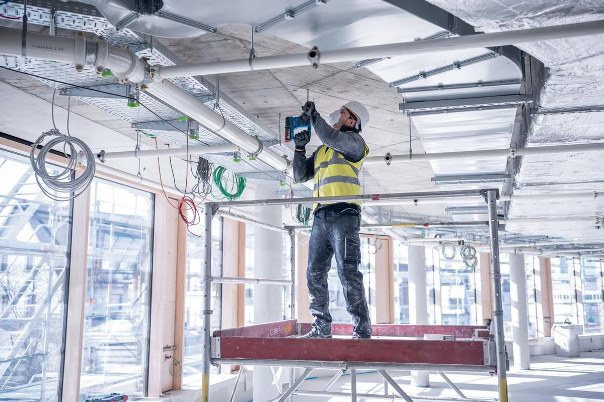 Bosch Professional system 18V: akumulatorowy młot udarowo-obrotowy GBH 18V-22 (SDS plus, idealny do wiercenia otworów o średnicy 6–10 mm, KickBack Control i Vibration Control)