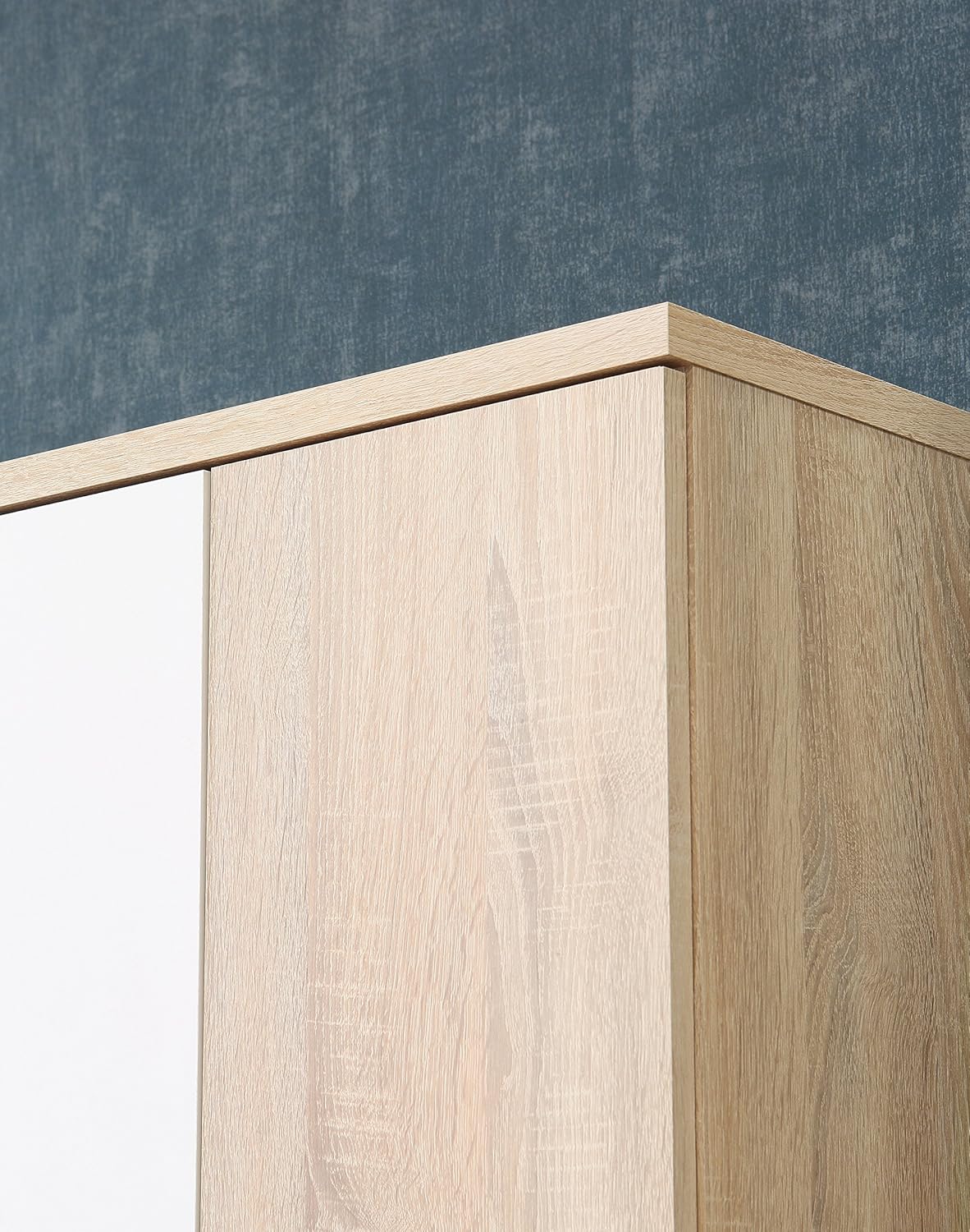 FORTE NET106 Armario 70 180, armario multiusos pequeño, armario para aspiradora, trastero, 2 puertas con estantes, blanco con decoración de madera: roble Sonoma, 69 cm de ancho x 179 cm de alto x 35 cm de profundidad