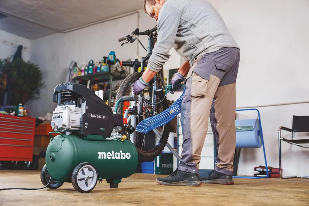Metabo Mega 700-90 D kompresor (11 bar, 4 kW, ilość dostawy 450 l/min, rozmiar kotła 90 l, gumowane koła, kółka skrętne, akcesoria warsztatowe) 601522000
