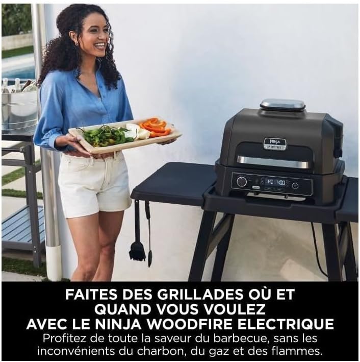 Ninja Woodfire Parrilla eléctrica, ahumador y freidora de aire, barbacoa para exteriores 7 en 1, freír con aire, ahumar, asar, hornear y más, resistente a la intemperie, antiadherente, portátil, eléctrica, gris/negro OG701EU