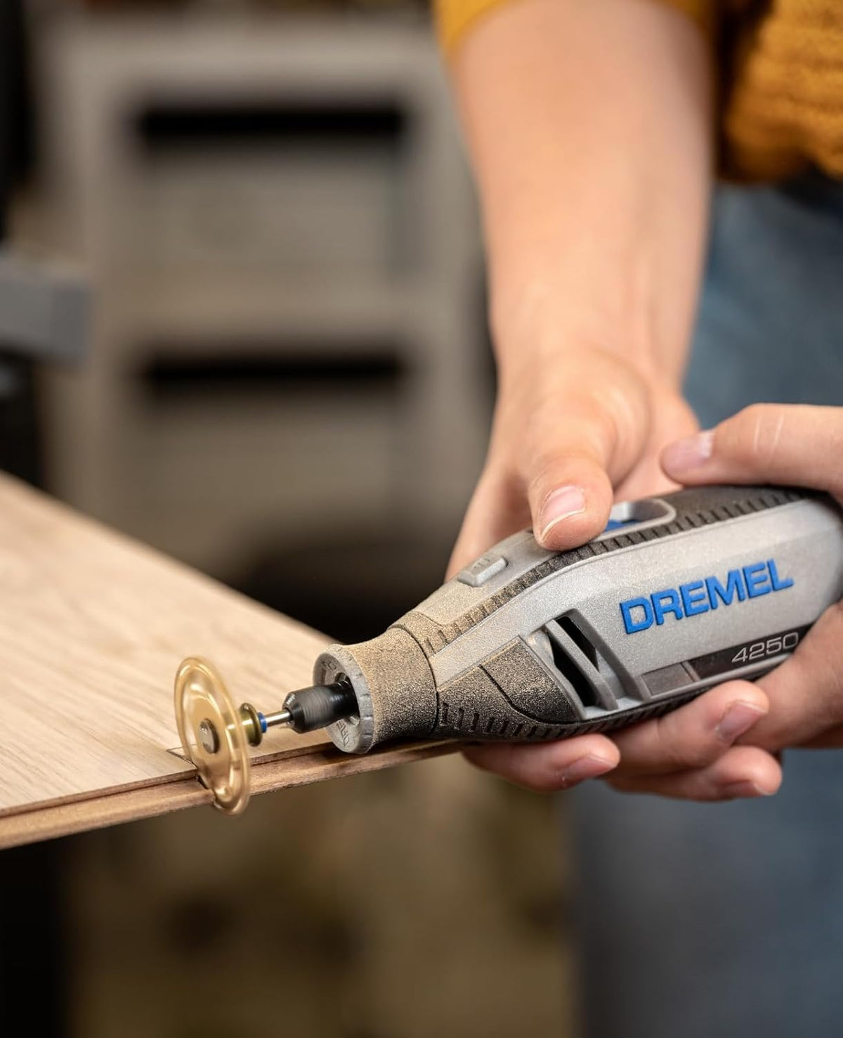 Dremel 4250 Herramienta rotativa multifunción de 175 W con 3 adaptadores, 35 accesorios, velocidad variable de 5000 a 35 000 rpm para cortar, lijar, taladrar, limpiar, esculpir, pulir, grabar, amolar y fresar