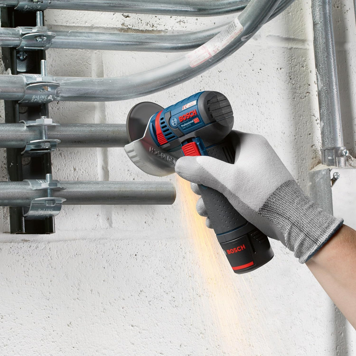 Bosch Professional system 12V: akumulatorowa szlifierka kątowa GWS 12V-76 (3 tarcze tnące, Ø tarczy: 76 mm, walizka L-BOXX)