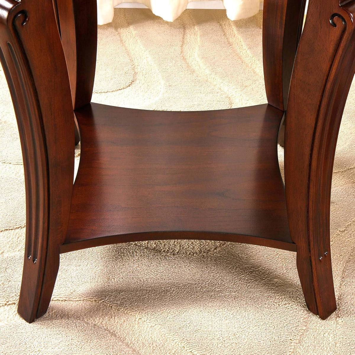 Mesa auxiliar cuadrada de alta gama con tablero de cristal templado, mesa auxiliar estilo granja con estante, mesa esquinera de salón con patas de madera tallada, 60.5 cm de altura, color cerezo CJZ-A1168-GT