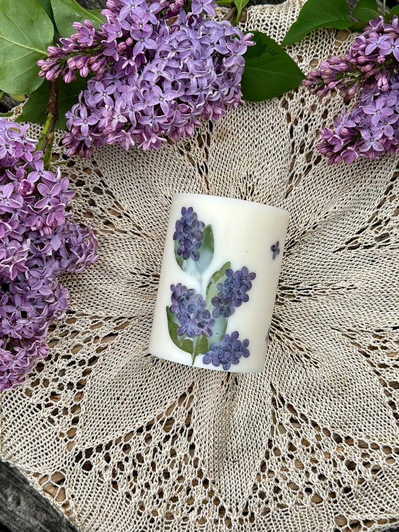 Vela de soja con flores de lila naturales, cera de soja, mecha de algodón, 9 x 7,5 cm