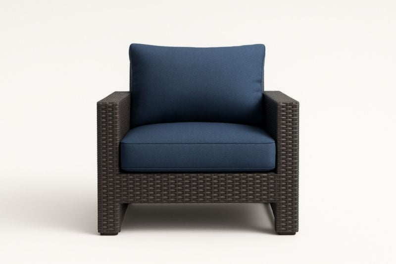 Sillón de exterior de ratán sintético negro con cojines azules