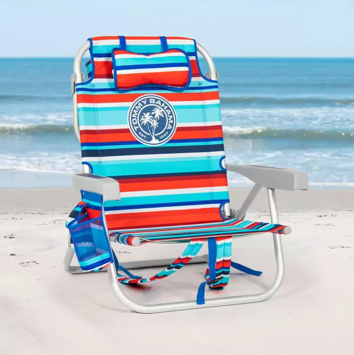Silla de playa Tommy Bahama modelo 2025. A rayas rojas y azules.