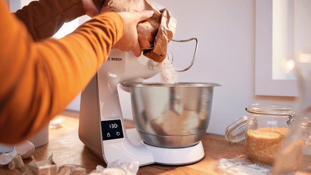 Procesador de alimentos Bosch Serie 4 con báscula, bol de acero inoxidable apto para lavavajillas, batidora, picadora de carne, sistema de mezclado planetario, cortador-rallador, 3 discos, cortador de dados, 1000 W, MUM5XL74