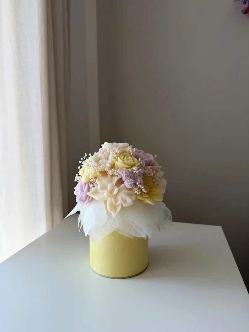 Ramo de flores de cera hecho a mano con cera de colza y flores secas en una elegante caja de terciopelo, colores pastel