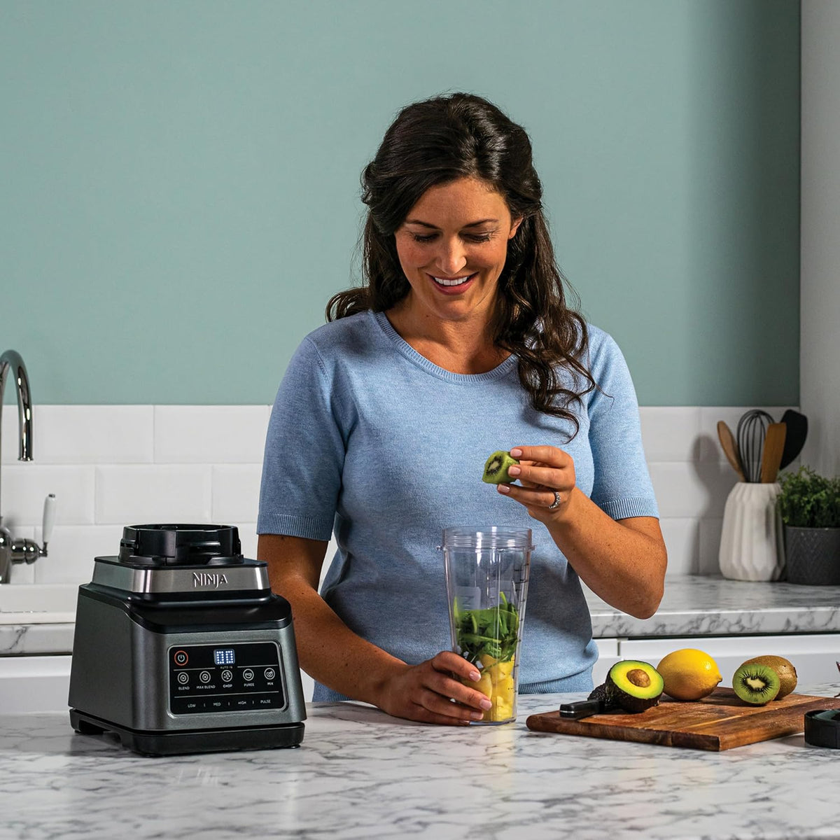 Procesador de alimentos y licuadora 3 en 1 Ninja con 5 programas: Mezclar, Mezcla máxima, Picar, Licuar, Triturar, recipiente de 1,8 L, jarra de 2,1 L, vaso de 700 ml, 1200 W, apto para lavavajillas, Auto-iQ, negro BN800EU