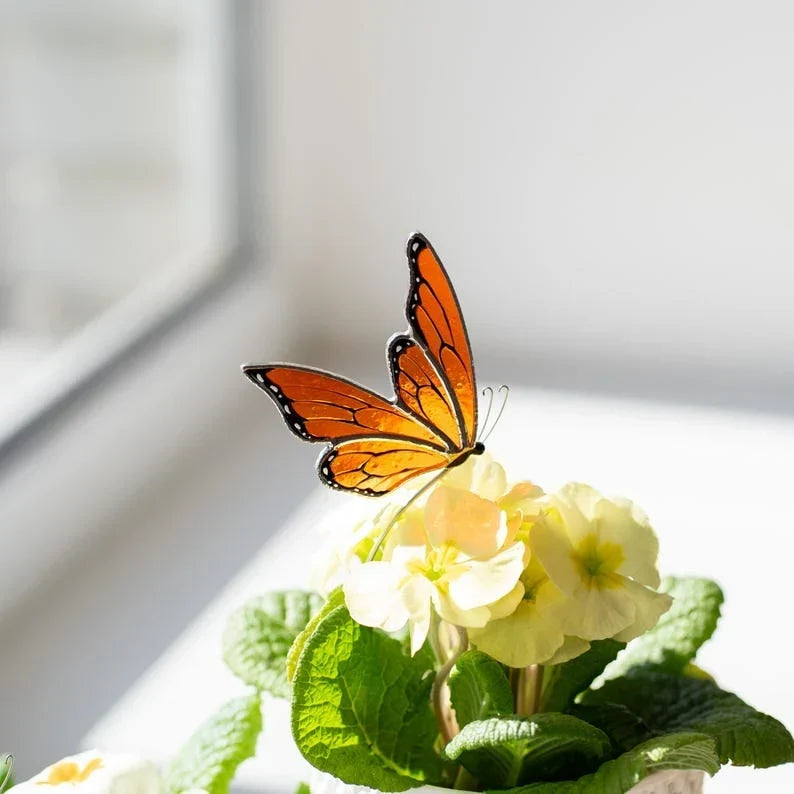 Estaca de jardín de mariposa de vidrieras, decoración colorida de primavera