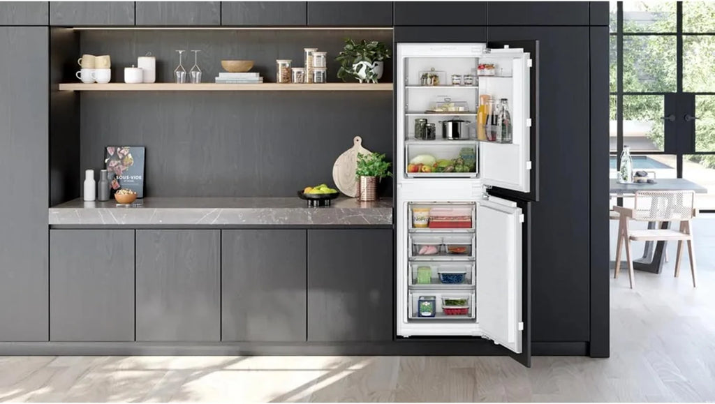 Siemens KI85NNFE0 iQ100 lodówko-zamrażarka do zabudowy, 177,2 x 54,1 cm, chłodzenie 150 l + zamrażanie 99 l, noFrost, autoAirflow – równomierne chłodzenie na wszystkich poziomach, światło LED