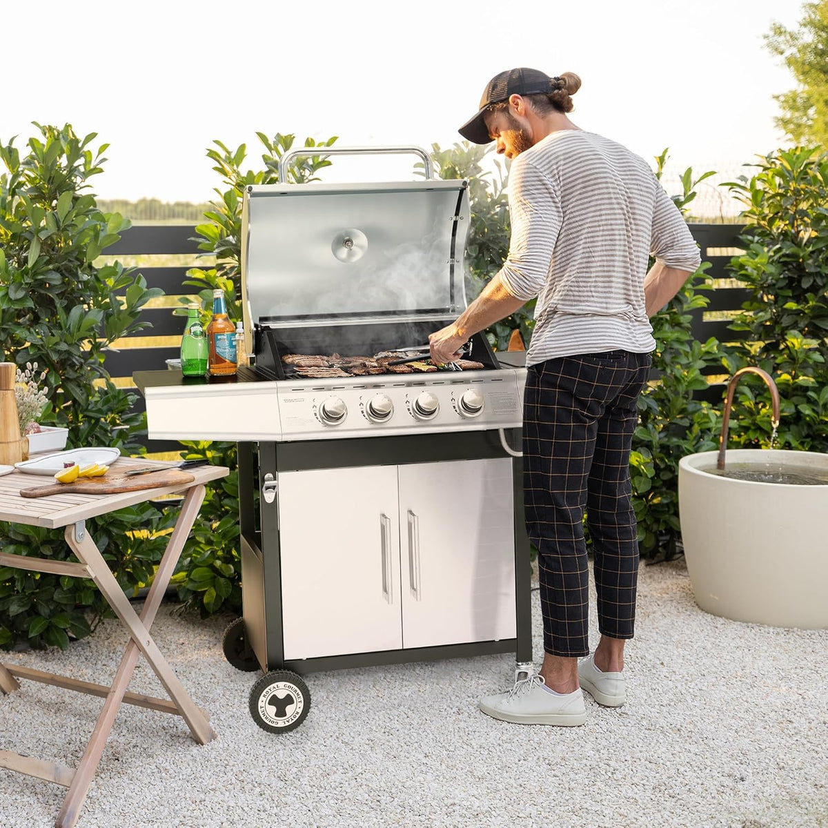 Barbacoa de Gas Royal Gourmet de 4+1 Quemadores de Acero Inoxidable, Parrilla de Gas de 14,5 kW de Potencia con Mesas y Termómetro, 2 Ruedas Direccionales, 2 Puertas, Adecuada para Jardín y Exterior, Plata