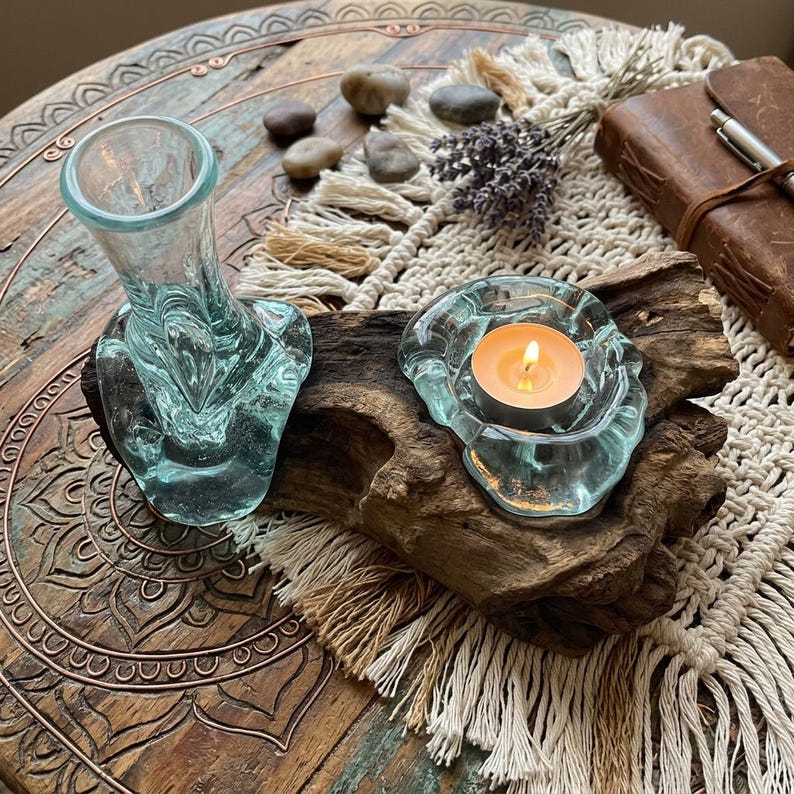 Jarrón de cristal sobre madera a la deriva con portavelas – Vidrio fundido sobre madera, decoración rústica de bosque, mini florero