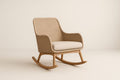 Silla mecedora de mimbre y madera con cojín de poliéster beige