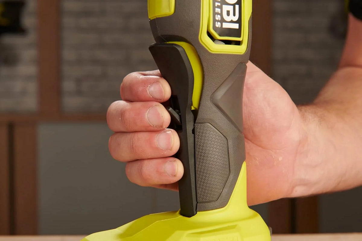 RYOBI - Szlifierka kątowa 2000 W śr. 230 mm - 6600 obr./min - uchwyt tylny obracany o 180° - Soft Start - Dostarczany z 1 metalową tarczą tnącą o średnicy 230 mm i 1 kluczem serwisowym - EAG2000-G