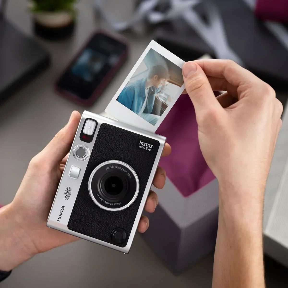 Cámara instantánea híbrida INSTAX Mini EVO negra con pantalla LCD, carga USB-C y múltiples efectos de lente