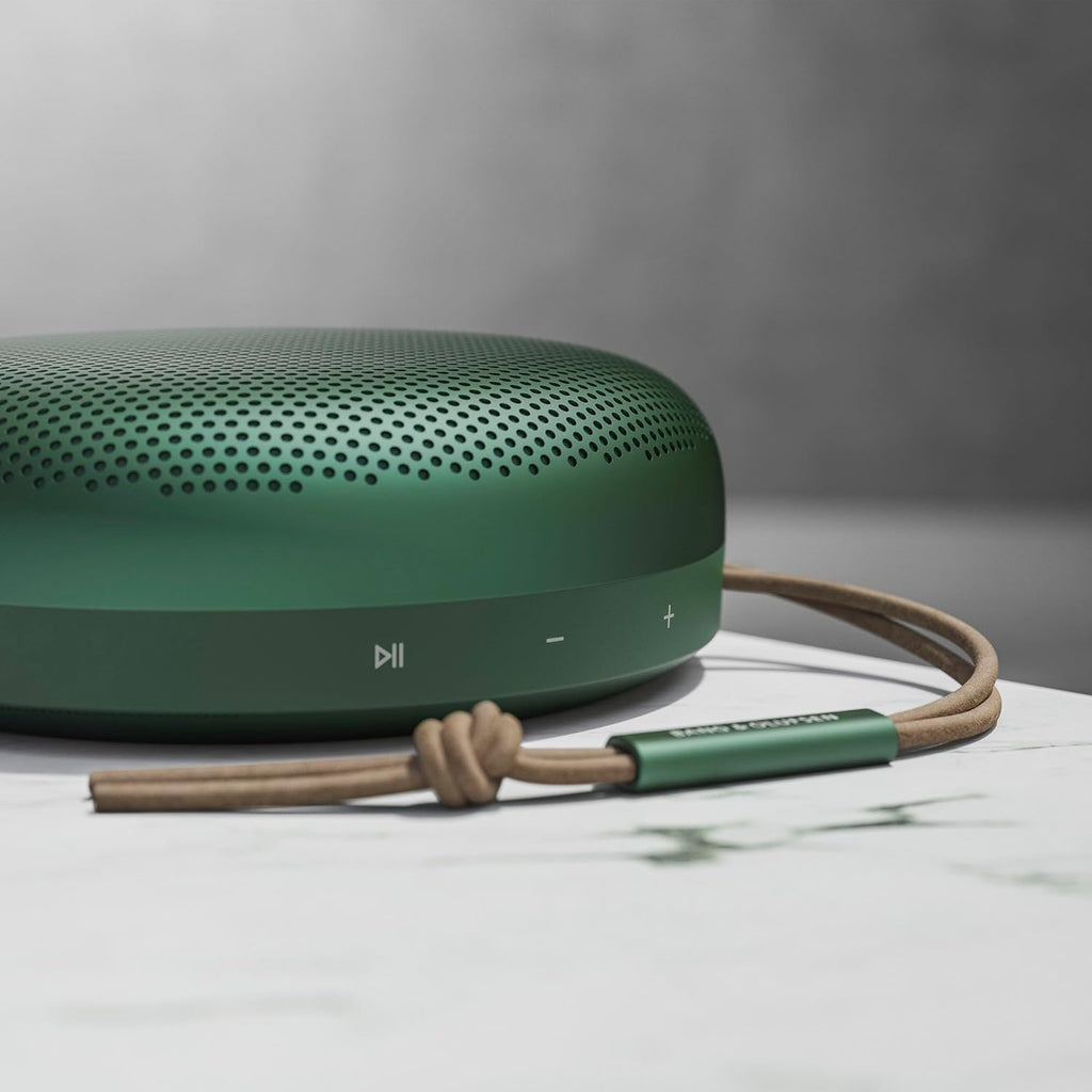 Bang & Olufsen Beosound A1 (2.ª gen.) – Altavoz Bluetooth portátil inalámbrico, resistente al agua IP67, sonido 360 grados, asistente de voz Alexa y manos libres, 18 horas de batería - Black Anthracite