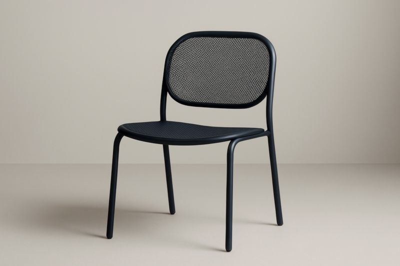 Silla de exterior de metal con respaldo de malla negro