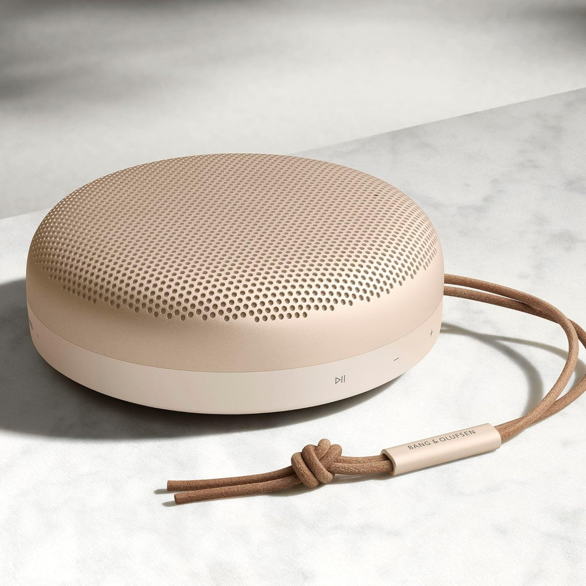 Bang & Olufsen Beosound A1 (2.ª gen.) – Altavoz Bluetooth portátil inalámbrico, resistente al agua IP67, sonido 360 grados, asistente de voz Alexa y manos libres, 18 horas de batería - Black Anthracite