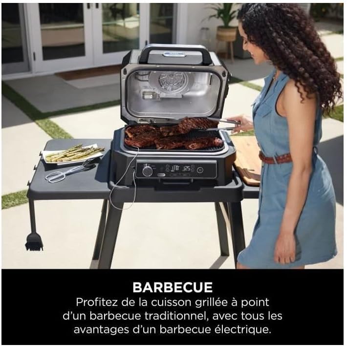 Ninja Woodfire Parrilla eléctrica, ahumador y freidora de aire, barbacoa para exteriores 7 en 1, freír con aire, ahumar, asar, hornear y más, resistente a la intemperie, antiadherente, portátil, eléctrica, gris/negro OG701EU