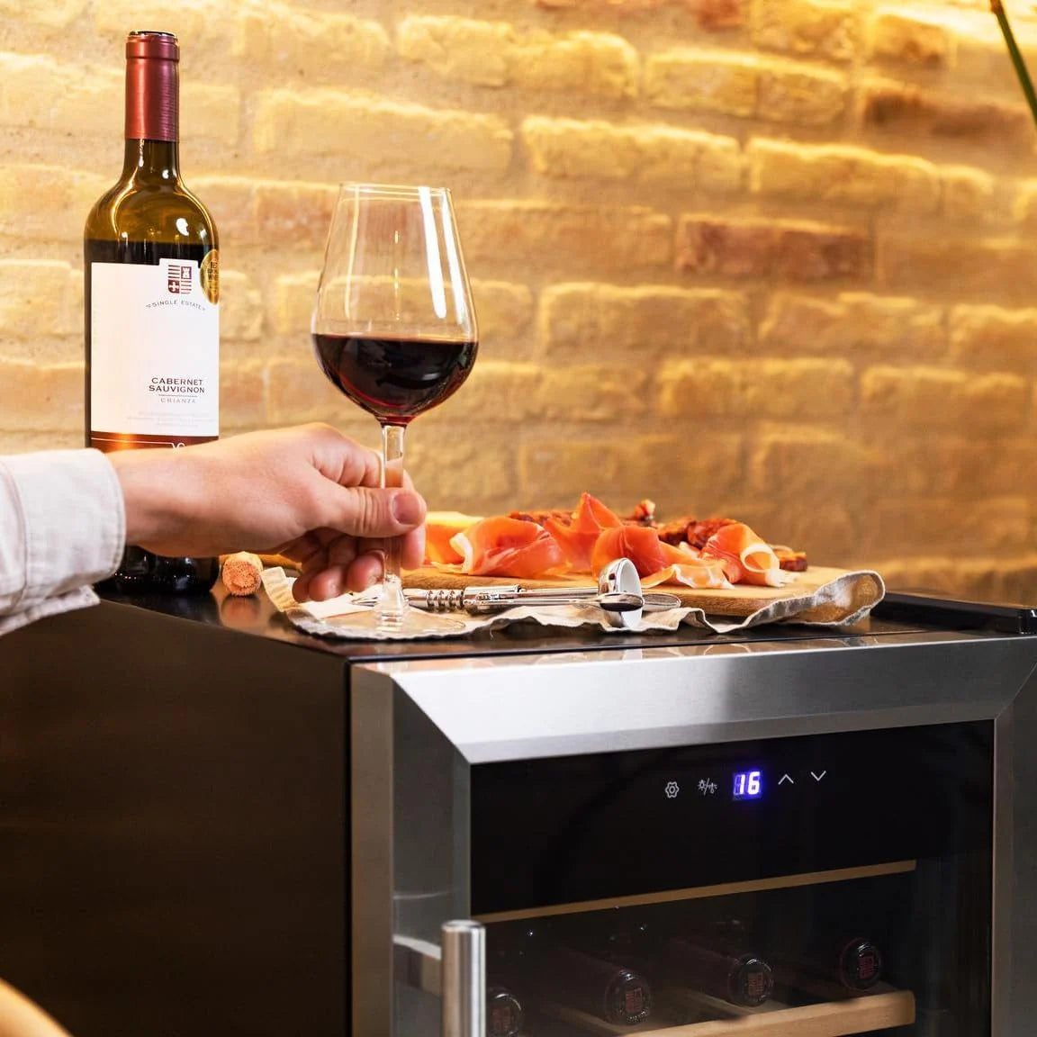 Cecotec Winiarnia, chłodziarka na wino, 24 butelki Bolero GrandSommelier 2050 Inox Compressor. Regulowana temperatura 5-18ºC, wysoka wydajność, cicha praca i brak wibracji