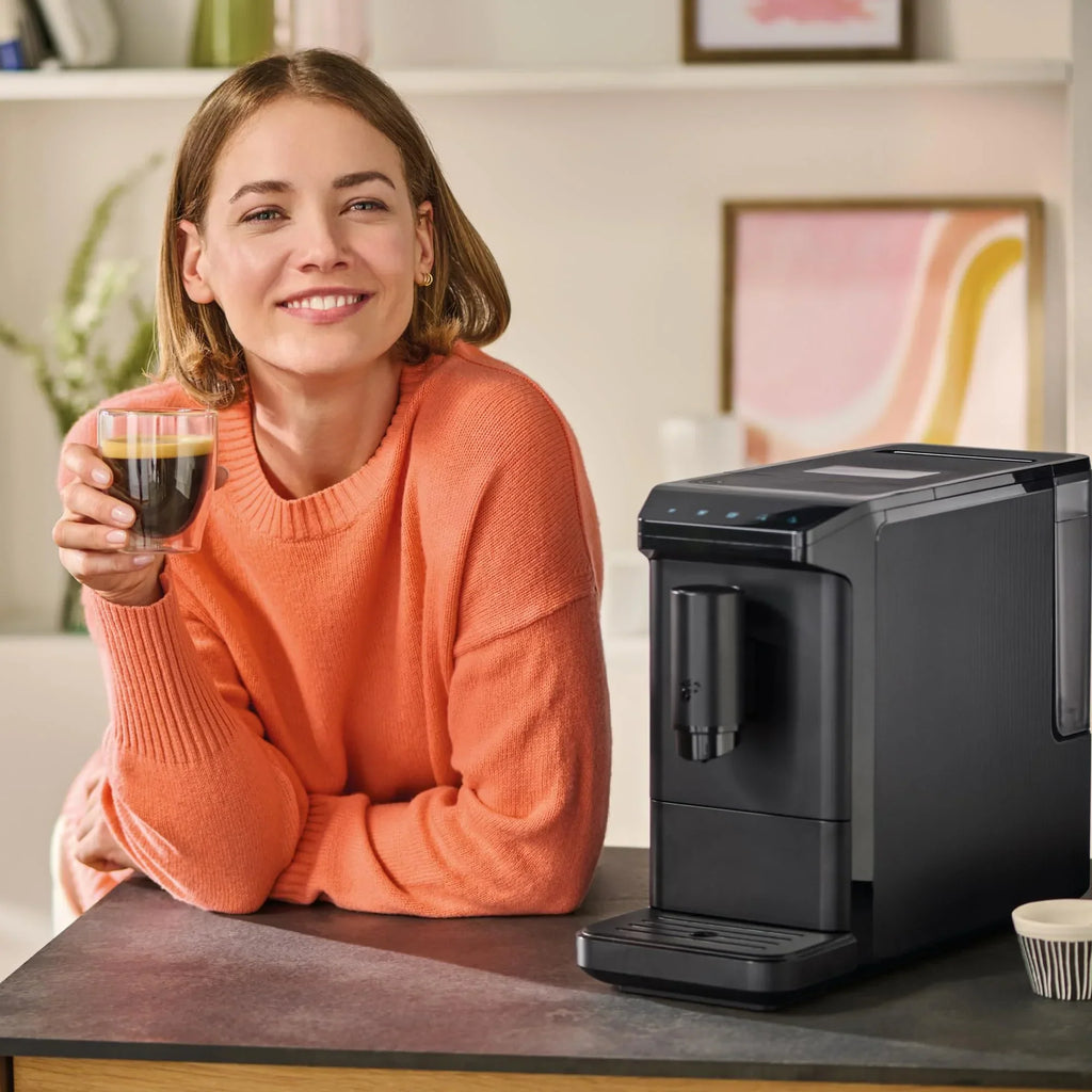 Cafetera automática Tchibo Esperto mini para Caffè Crema y Espresso, 16 cm de ancho, compacta, incluye set de prueba gratuito