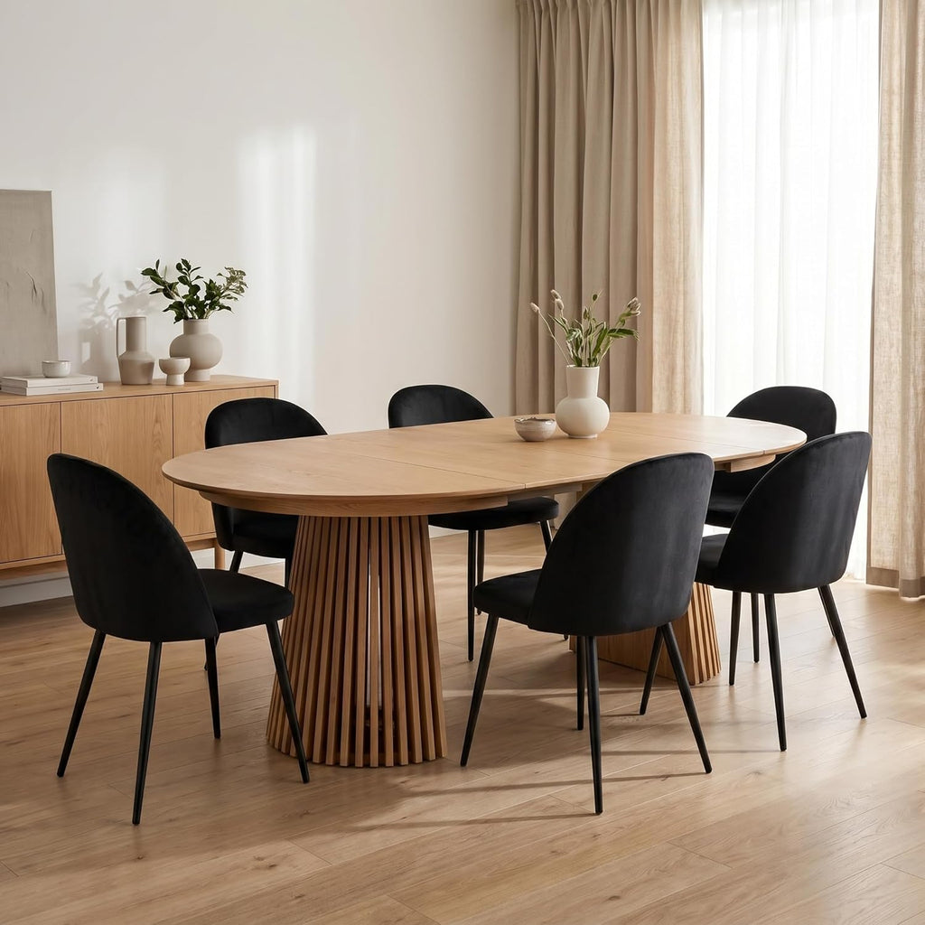 ebuy24 Mesa de comedor ovalada extensible - Juego de comedor Tokyo de 7 piezas para 6 personas, color natural, 120x120-160/200 cm, mesa con 6 sillas de terciopelo negro, conjunto de comedor, grupo de comedor, cocina comedor, muebles de comedor