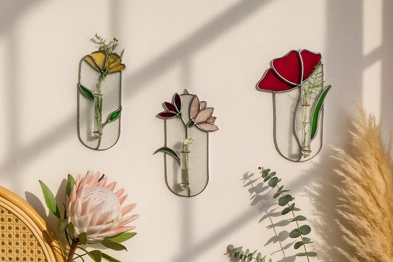 Jarrón de vidrio rosa con tubo de ensayo | Florero de pared de magnolias con técnica Tiffany de lámina de cobre | Decoración atrapasueños boho